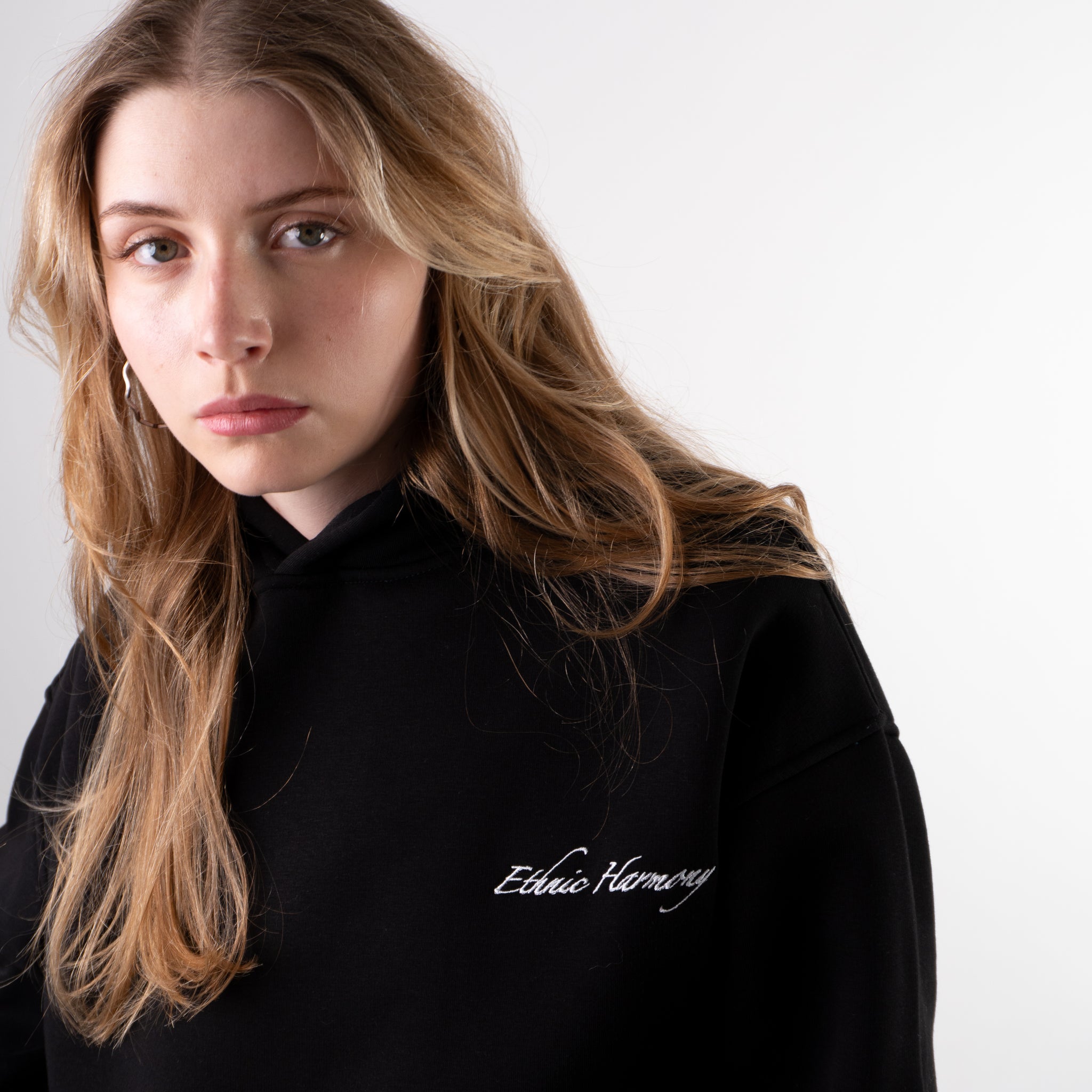 Bluza z Kapturem Haft Czarna ESSENCE OF LIFE